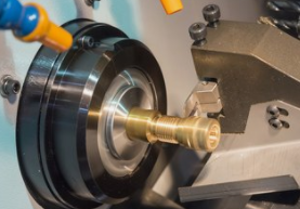 Quels sont les avantages et les composants de la configuration CNC